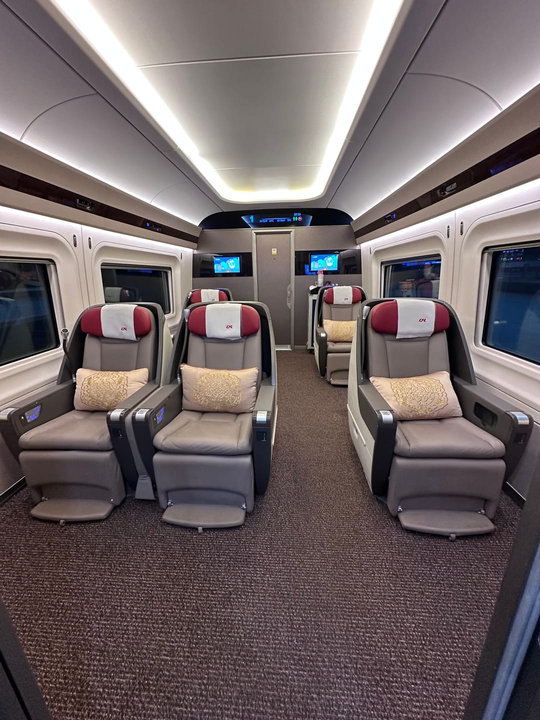 Breite Liegesitze der Business Class in einem chinesischen Schnellzug, zwei auf der linken Seite und einer rechts