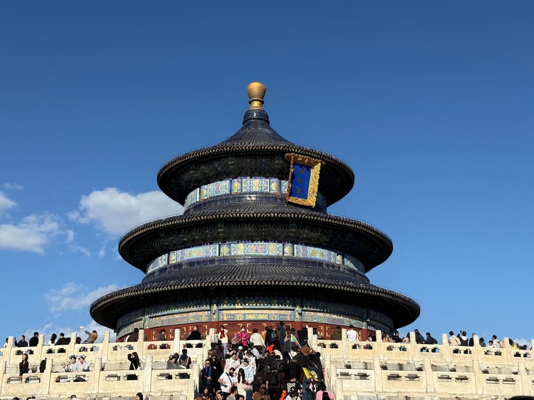 Die runde Halle der Ernteopfer im Himmelstempel in Peking, davor dicht gedrängte Besucher auf der Marmorterrasse