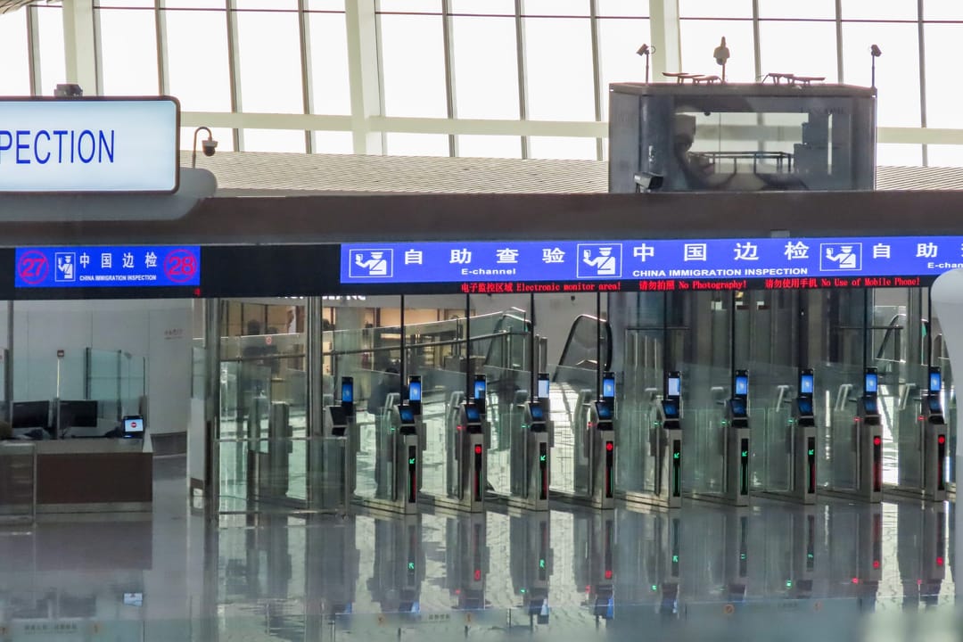 Varchi automatici del controllo di frontiera cinese con l'insegna China Immigration Inspection
