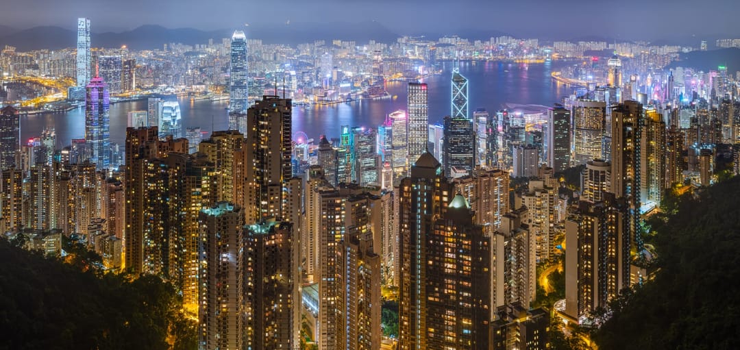 Nächtliche Ansicht des Victoria Harbour mit den beleuchteten Hochhäusern von Hong Kong Island und Kowloon