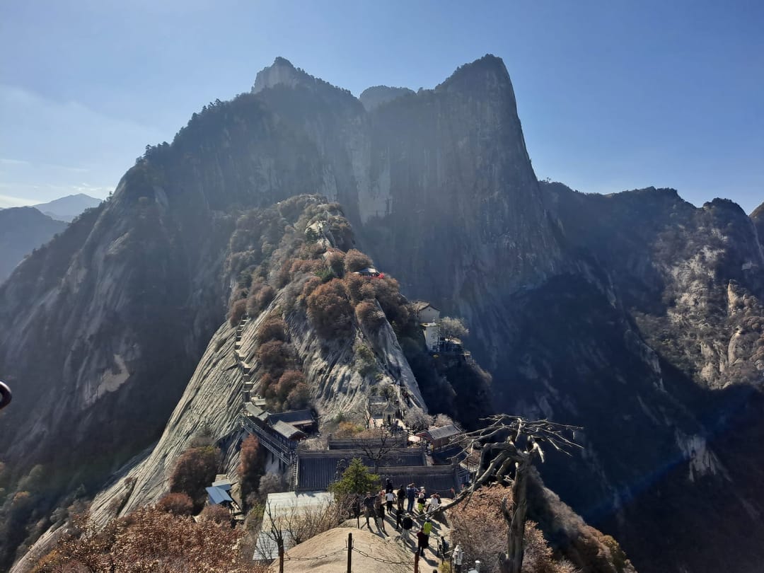 Crestas de granito del Pico Norte de Huashan con un pabellón sobre una arista estrecha y acantilados cortados a pico